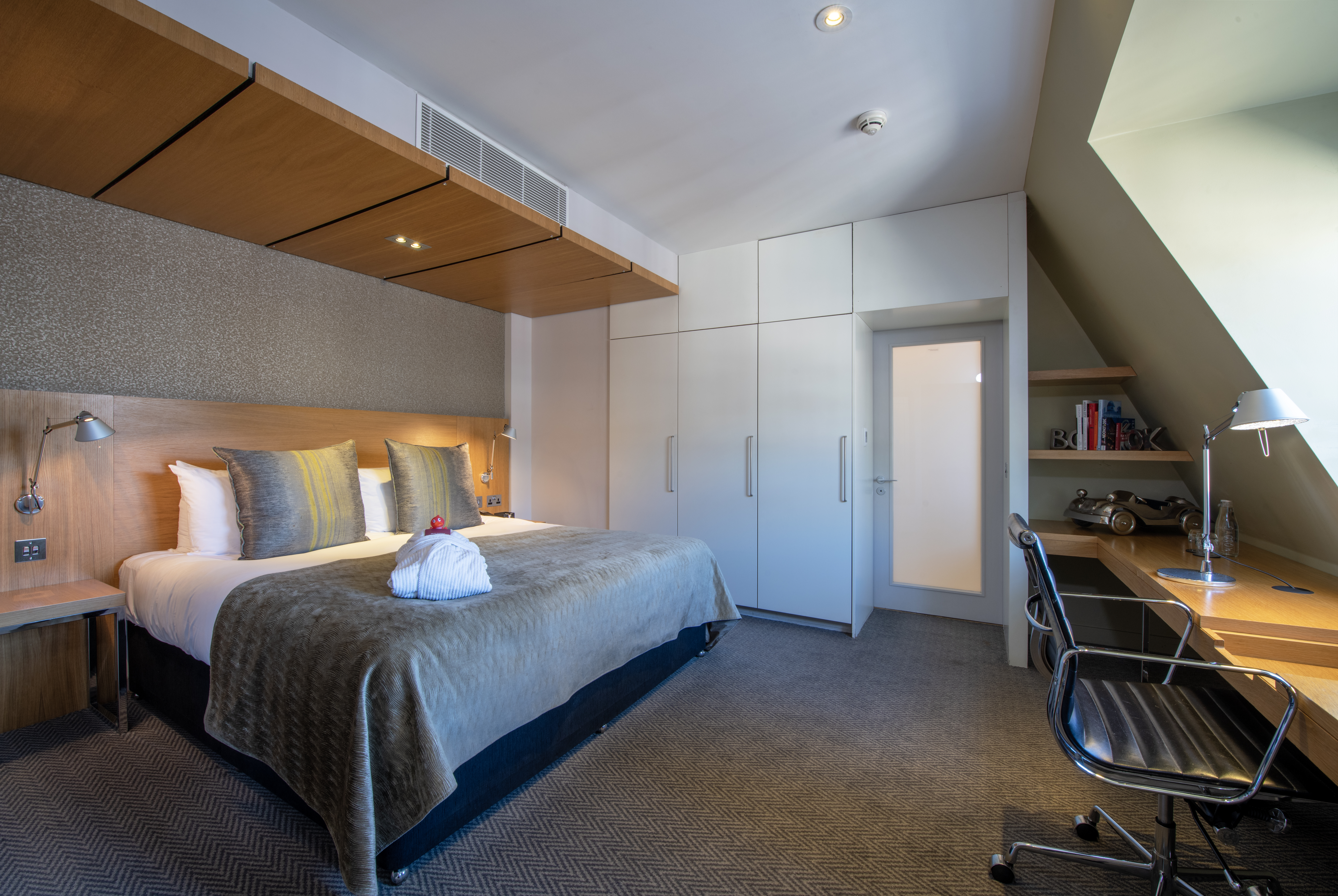 Master Suite bedroom with bed and desk at Apex Temple Court Hotel