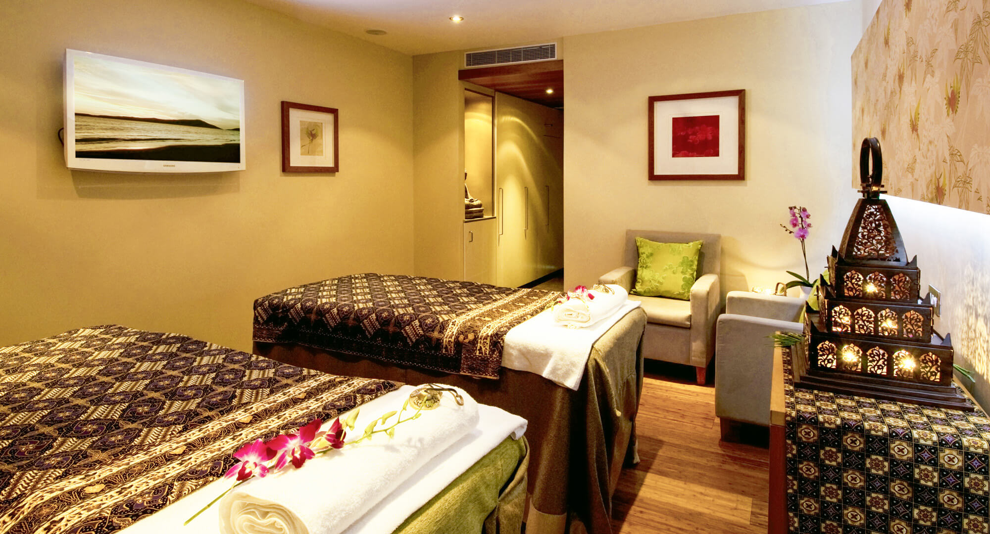 Double treatment room with two massage tables