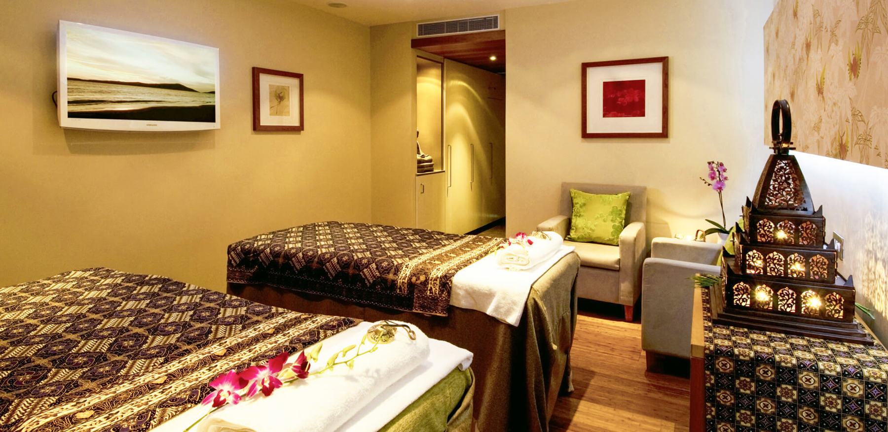Double treatment room with two massage tables Double treatment room with two massage tables