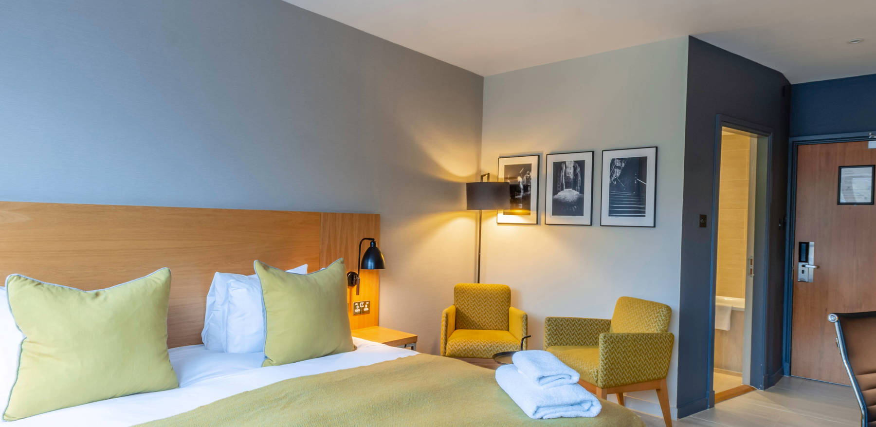 Castle View Superior Room with queen-size bed at Apex Grassmarket Hotel