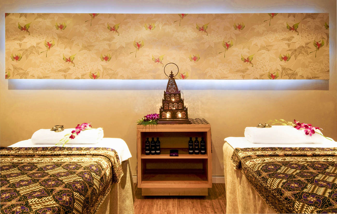 Double treatment room with two massage beds