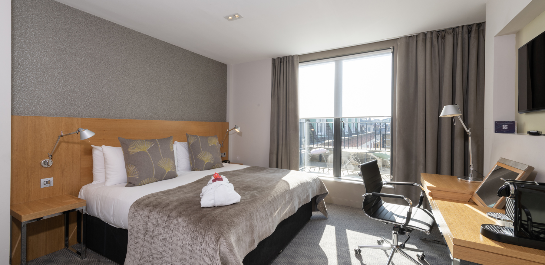 City Room with balcony at Apex Temple Court Hotel