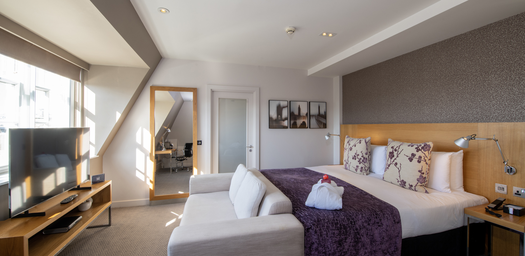 Deluxe Room at Apex Temple Court Hotel Deluxe Room at Apex Temple Court Hotel