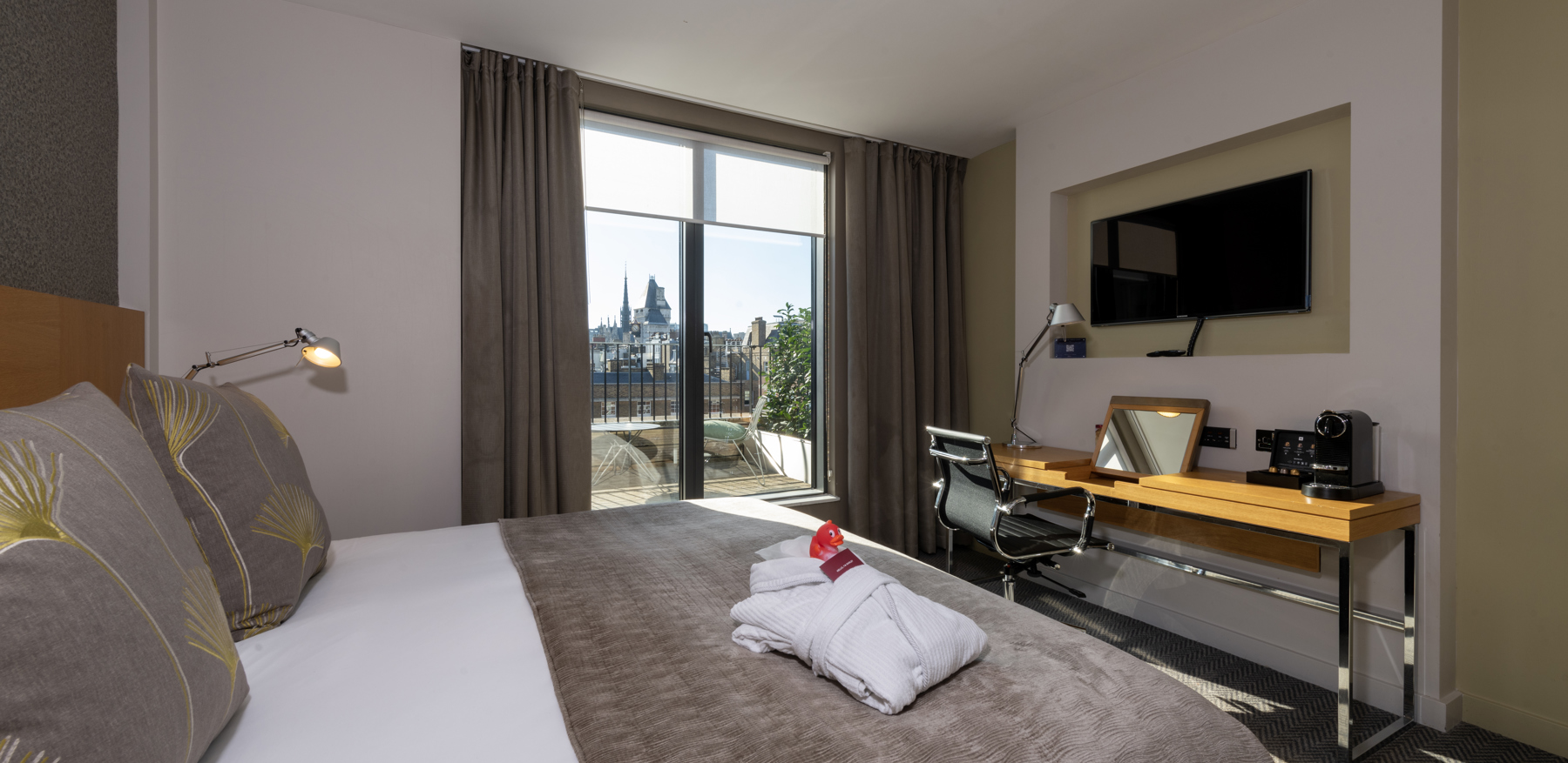 City Room with balcony at Apex Temple Court Hotel