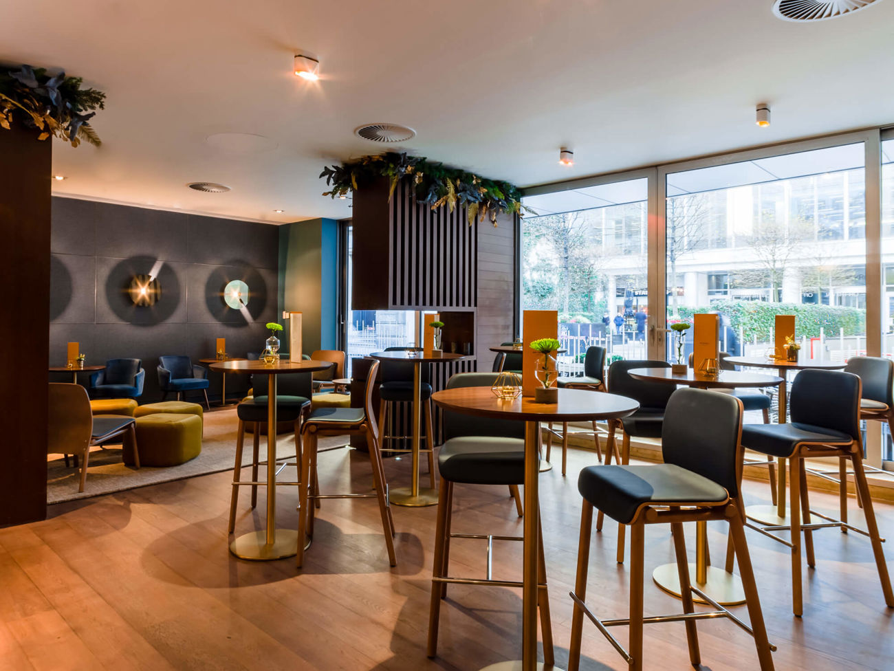Off The Wall Bar & Grill at Apex London Wall Hotel