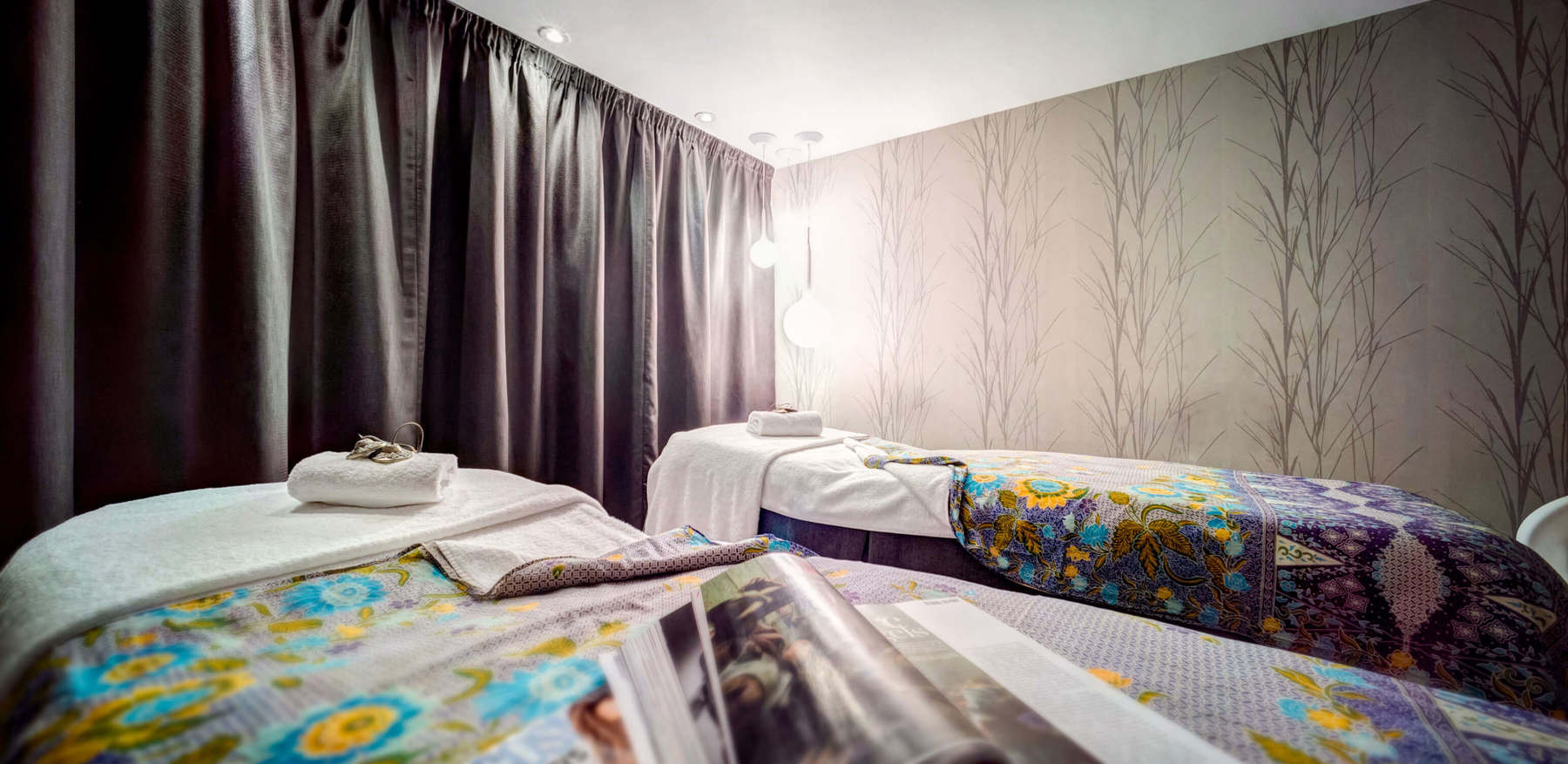 Double treatment room with two massage tables Double treatment room with two massage tablesDouble treatment room with two massage tables