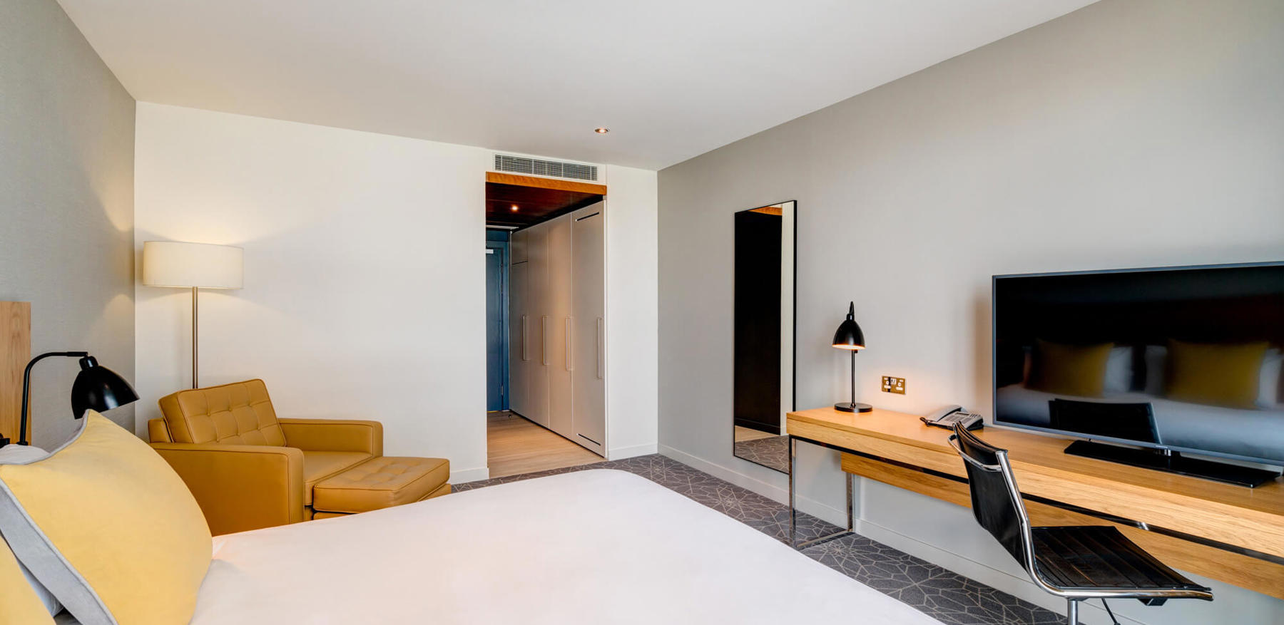 Bed and TV in Quay View Room