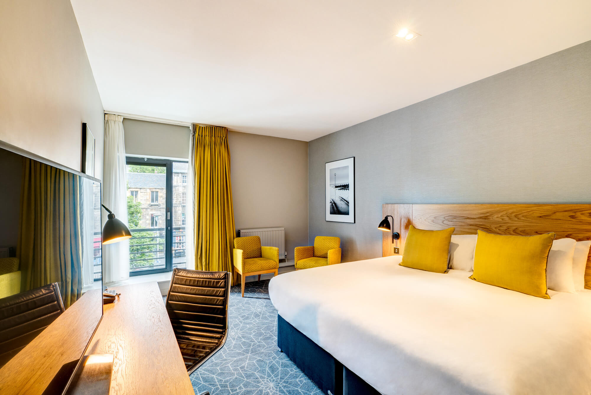 Castle View Superior Room with queen-size bed at Apex Grassmarket Hotel