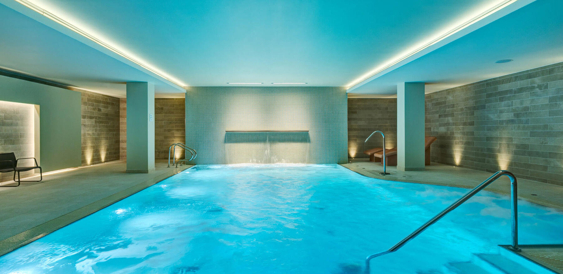 Swimming pool family hotel bath